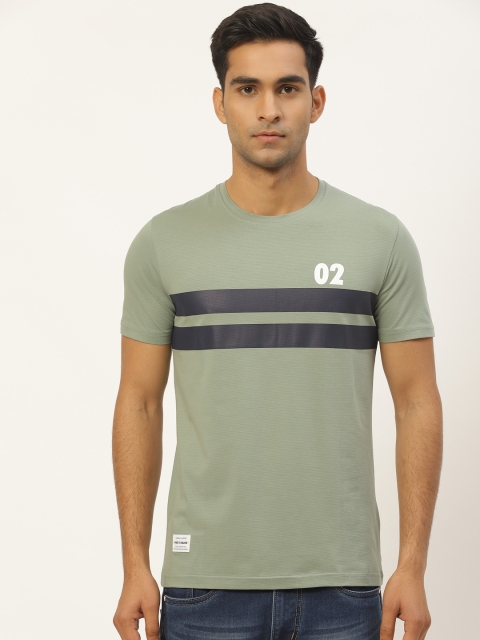 

RED & BLUE Men Green Striped Detail Round Neck T-shirt