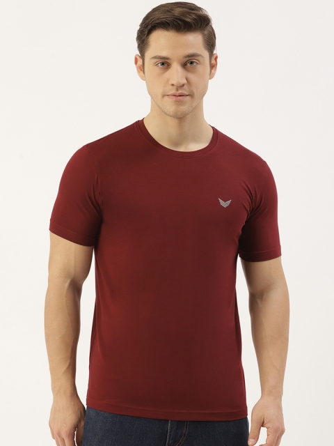 

RED & BLUE Men Maroon Solid Round Neck T-shirt