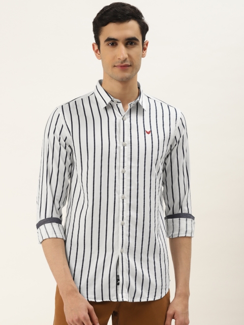 

RED & BLUE Men White & Navy Blue Slim Fit Striped Casual Shirt