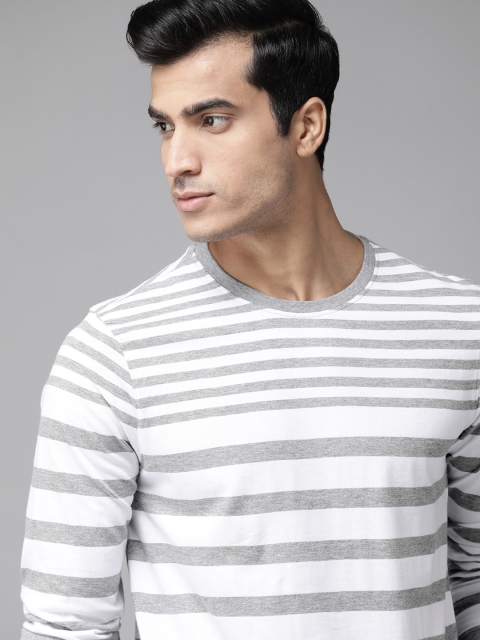 

Roadster Men Off-White Striped Round Neck T-shirt