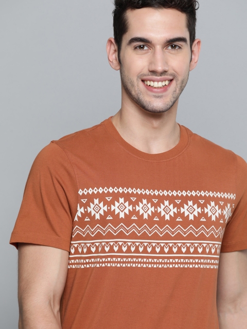 

Mast & Harbour Men Brown & White Pure Cotton Printed Round Neck T-shirt