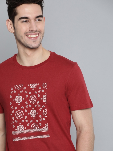 

Mast & Harbour Men Maroon & White Printed Pure Cotton Round Neck T-shirt