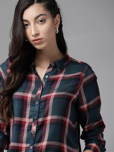 

The Roadster Lifestyle Co Women EcoVero Green & Peach-Coloured Regular Fit Checked Casual Shirt