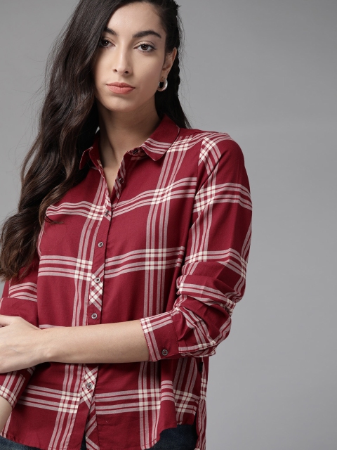 

The Roadster Lifestyle Co Women Maroon & Cream-Coloured Regular Fit Checked Casual Shirt