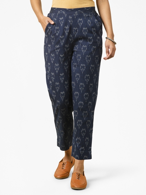 

Fabindia Women Navy Blue & White Tapered Fit Ikat Printed Pure Cotton Cropped Trousers