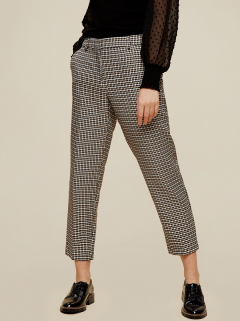 

DOROTHY PERKINS Women Black & White Petite Houndstooth Checked Regular Trousers