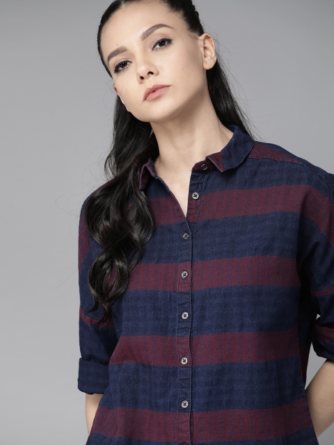 

Roadster Women Maroon & Navy Blue Regular Fit Pure Cotton Striped Casual Shirt