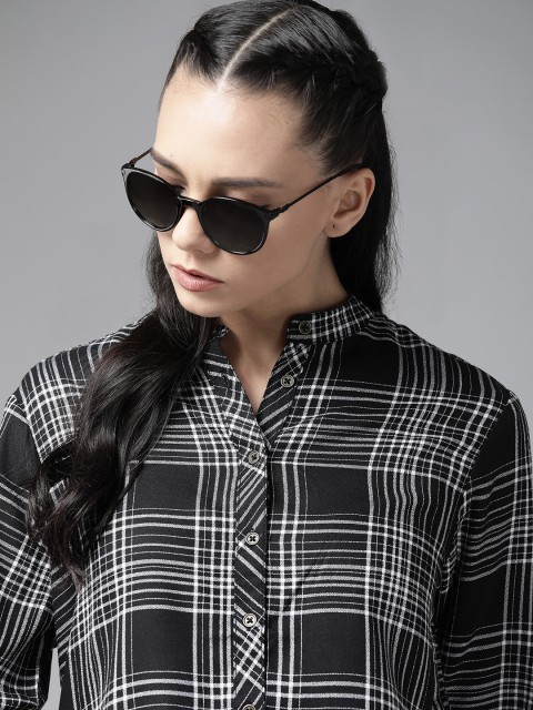 

The Roadster Lifestyle Co Women Black & White Regular Fit Checked Casual Shirt