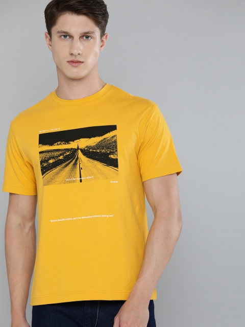 

Levis Men Yellow & Black Graphic Print Round Neck T-shirt