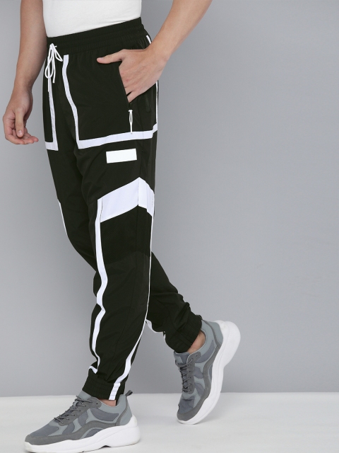 

PUMA Hoops Men Black & White Regular Fit Printed Court Side Joggers