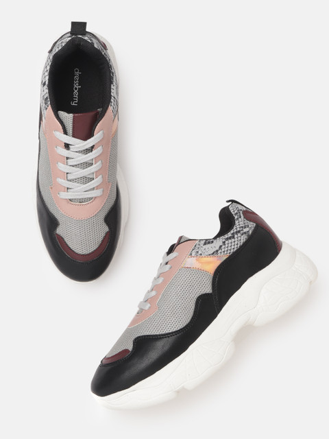 

DressBerry Women Grey & Black Woven Design Sneakers
