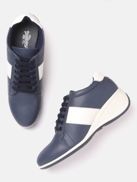 

The Roadster Lifestyle Co Women Navy Blue & White Colourblocked Winter Boots