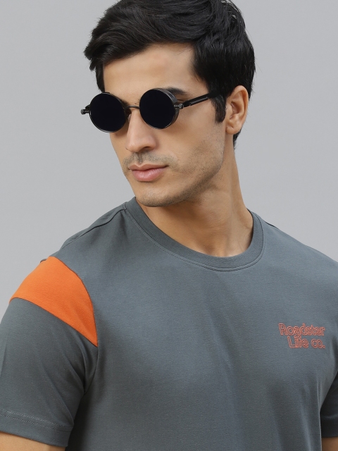 

The Roadster Lifestyle Co Men Grey Pure Cotton Brand Logo Print T-shirt