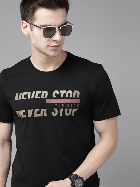 

The Roadster Lifestyle Co Men Black & Grey Pure Cotton Typographic Print Round Neck T-shirt