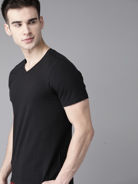 

The Roadster Lifestyle Co Men Black Shaped Fit Solid V-Neck T-shirt
