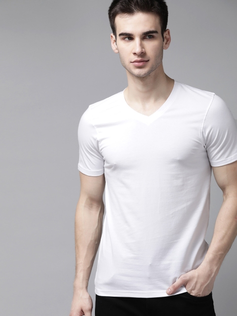 

The Roadster Lifestyle Co Men White Shaped Fit Solid V-Neck T-shirt
