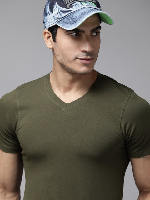 

The Roadster Lifestyle Co Men Olive Green Shaped Fit Solid V-Neck T-shirt
