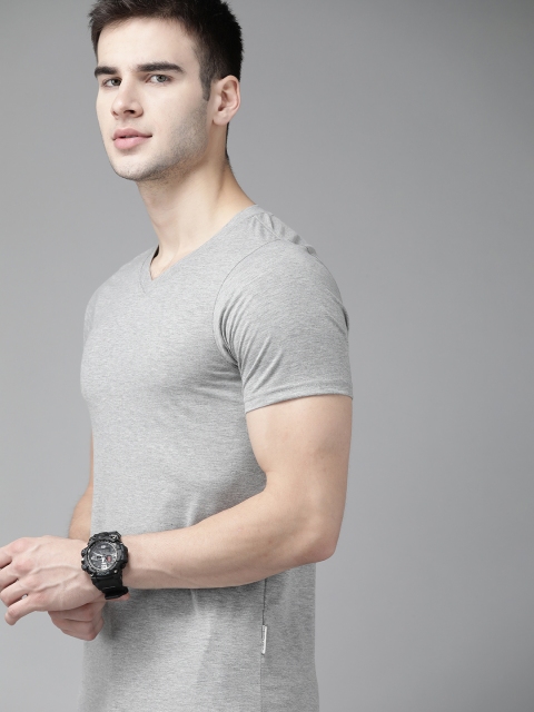

The Roadster Lifestyle Co Men Grey Melange Solid Shaped Fit Round Neck T-shirt