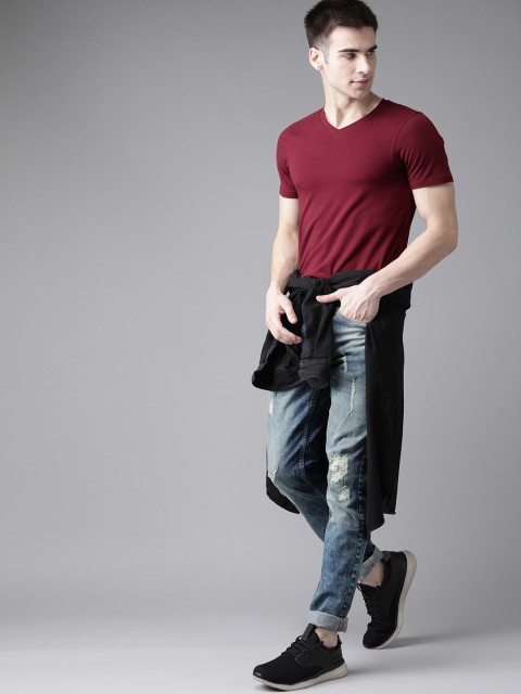 

The Roadster Lifestyle Co Men Maroon Solid Shaped Fit Round Neck T-shirt