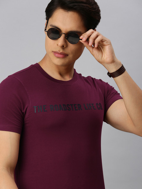

The Roadster Lifestyle Co Men Burgundy Brand Logo Printed Slim Fit T-shirt