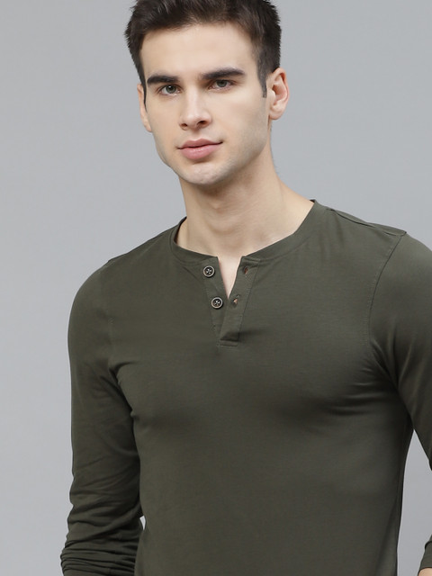 

The Roadster Lifestyle Co Men Grey Solid Henley Neck T-shirt