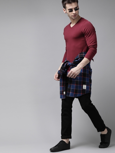 

Roadster Men Burgundy Shaped Fit Solid Pure Cotton V-Neck T-shirt