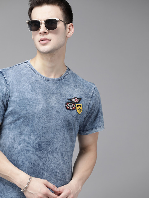 

The Roadster Lifestyle Co Men Blue Washed Round Neck with Applique Detail