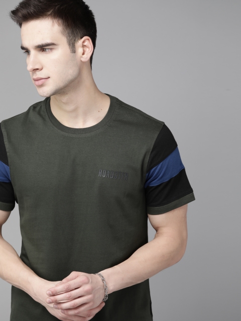

The Roadster Lifestyle Co Men Olive Green Pure Cotton Solid Round Neck T-shirt