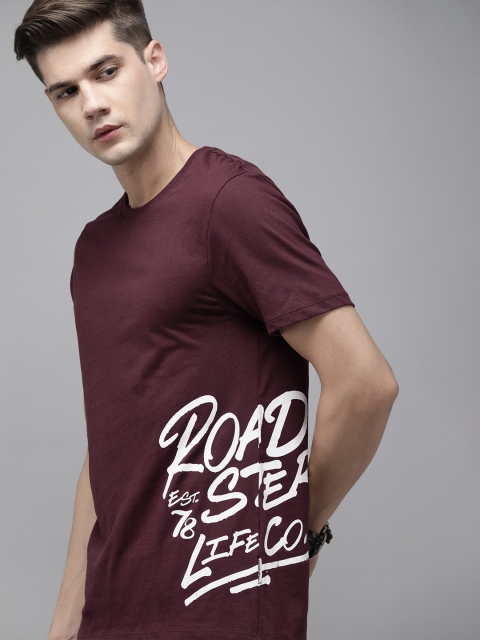 

The Roadster Lifestyle Co Men Burgundy Typography Printed Pure Cotton T-shirt