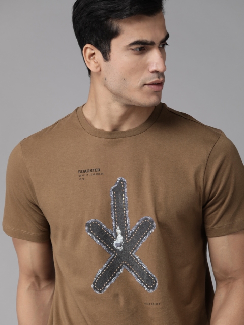 

Roadster Men Brown & Black Brand Logo Print Round Neck T-shirt