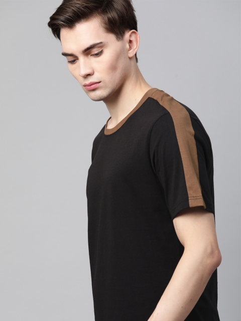 

The Roadster Lifestyle Co Men Black Pure Cotton Solid T-shirt