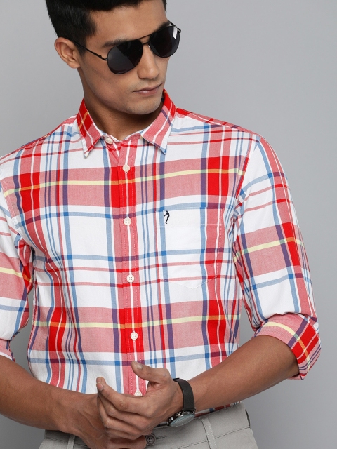 

Indian Terrain Men White & Red Chiseled Fit Checked Casual Shirt