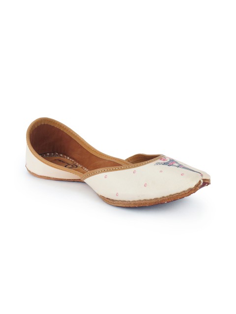 

The Desi Dulhan Women Cream-Coloured Printed Fabric Mojaris