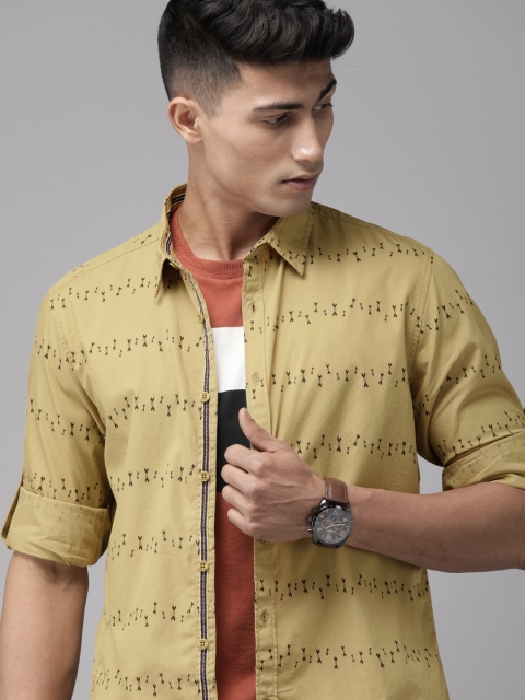 

The Roadster Lifestyle Co Men Khaki Brown & Brown Regular Fit Printed Casual Shirt