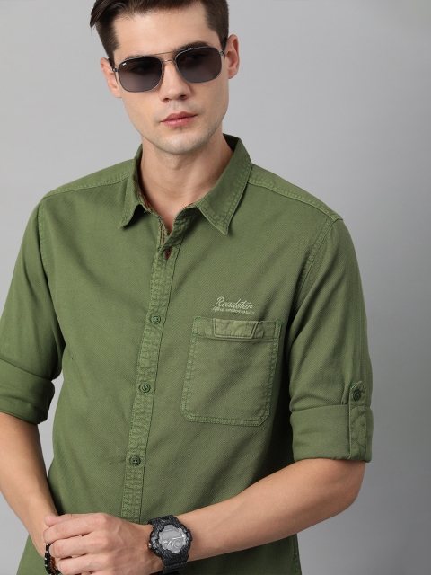 

The Roadster Lifestyle Co Men Green Solid Pure Cotton Casual Shirt
