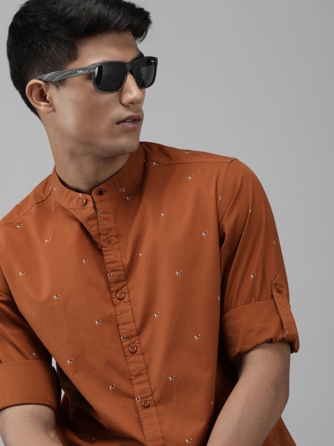 

The Roadster Lifestyle Co Men Brown Regular Fit Ditsy Printed Casual Shirt