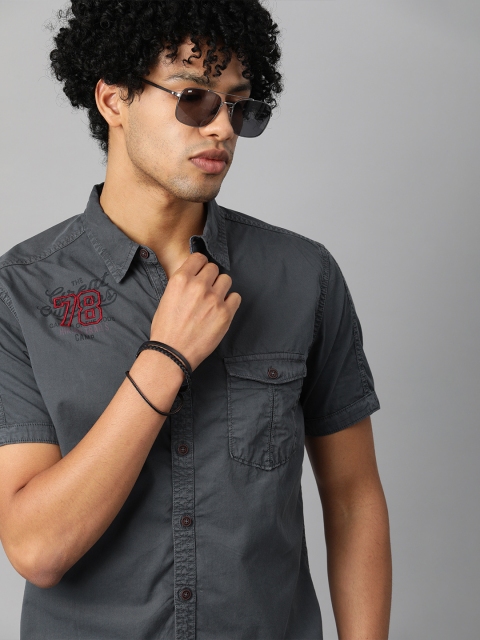 

The Roadster Lifestyle Co Men Grey Pure Cotton Solid Casual Shirt