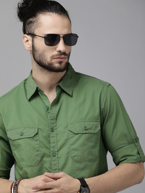 

The Roadster Lifestyle Co Men Green Solid Casual Shirt