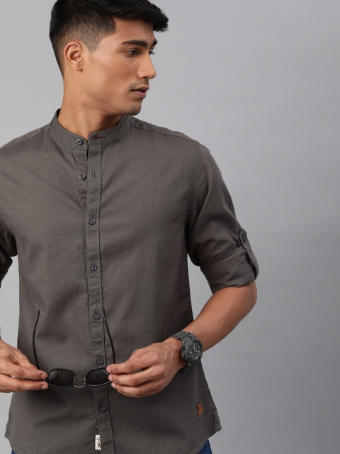 

The Roadster Lifestyle Co Men Grey Casual Shirt