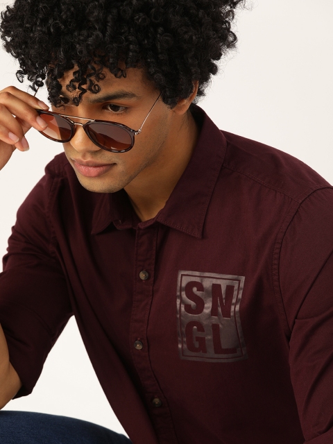 

SINGLE Men Maroon Slim Fit Solid Casual Shirt with Printed Detail