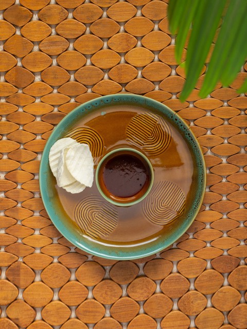

ExclusiveLane Brown & Green Hand-Engraved Ceramic Chip-N-Dip Platter
