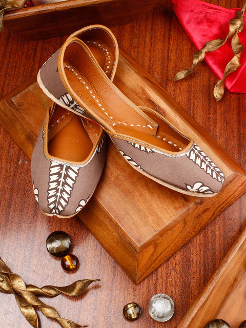 

Sringam Women Brown Printed Fabric Mojaris