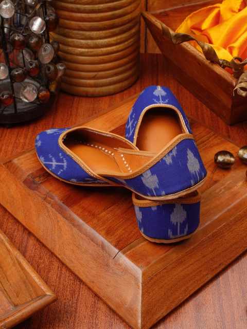 

Sringam Women Blue Printed Fabric Mojaris