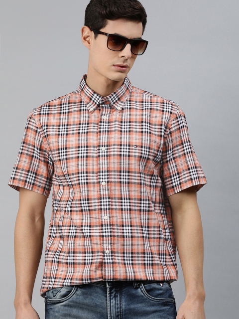 

Tommy Hilfiger Men Peach-Coloured & Black Regular Fit Checked Casual Shirt