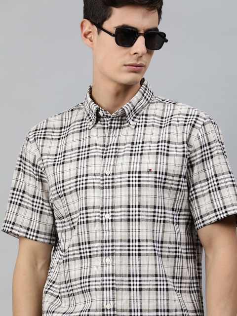 

Tommy Hilfiger Men Beige & Black Regular Fit Checked Casual Shirt