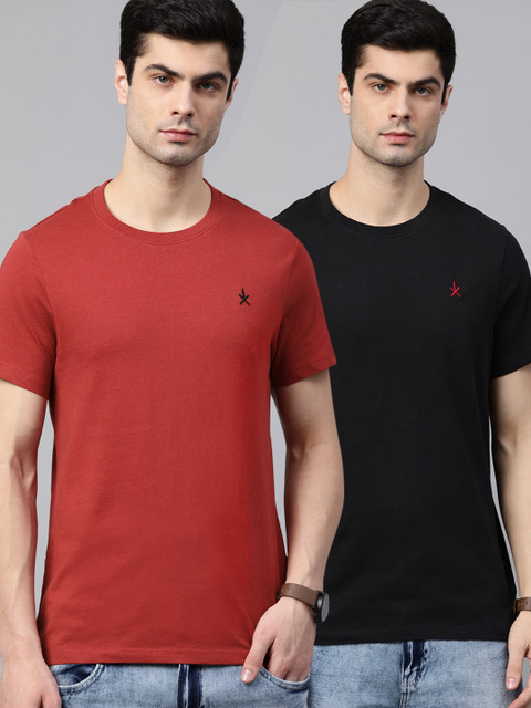 

The Roadster Lifestyle Co Men Pack of 2 Pure Cotton Solid Pure Cotton T-shirts, Red