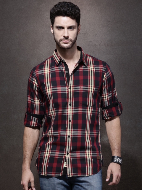 

Roadster Men Red & Black Regular Fit Checked Casual Shirt