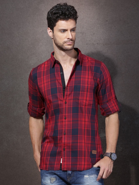 

Roadster Men Red & Black Regular Fit Checked Casual Shirt