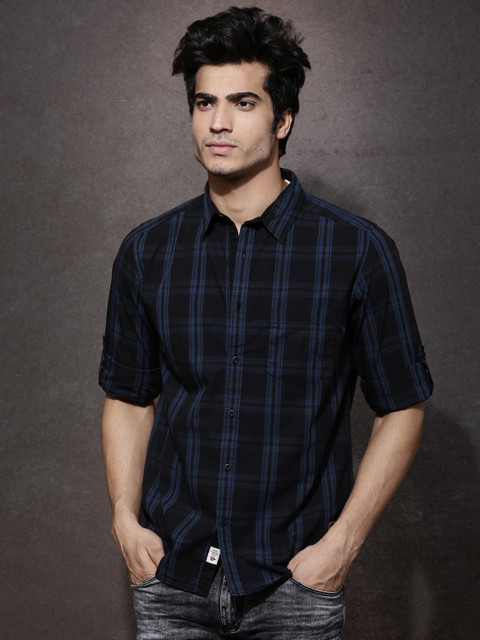 

Roadster Men Black & Blue Checked Casual Shirt