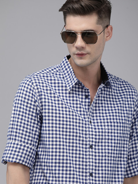 

Roadster Men Blue Checked Casual Shirt